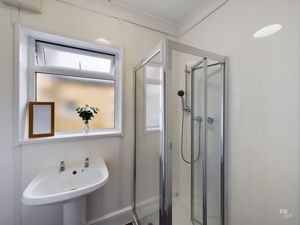 shower room - click for photo gallery